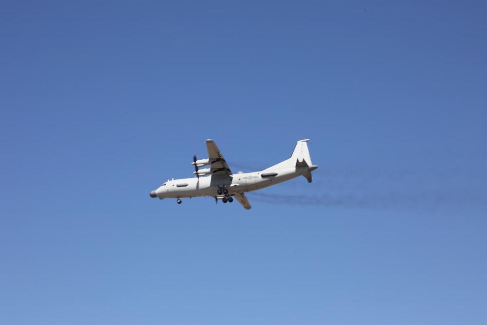 海军航空兵某部组织战备巡逻飞行