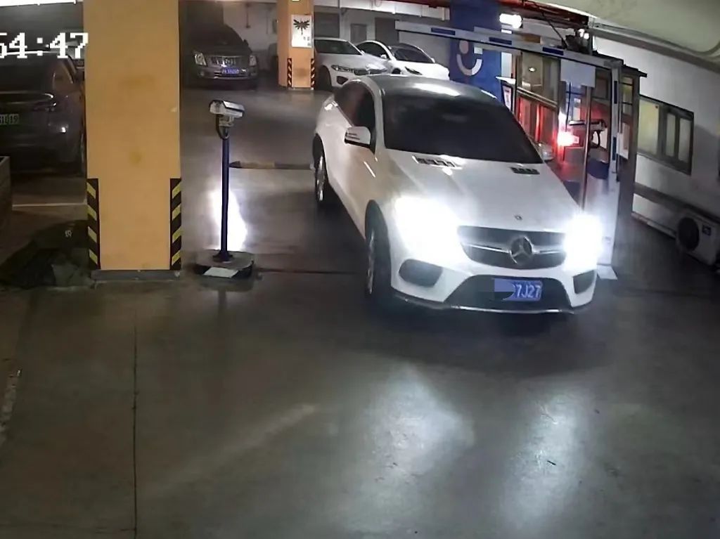 一起碰擦交通事故竟牵出一张“假牌照”