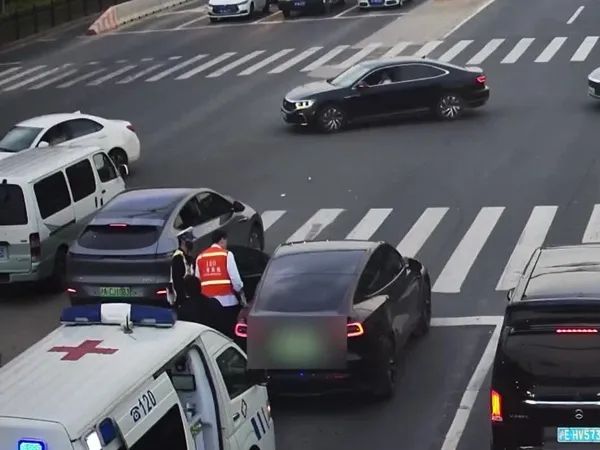 晚高峰，上海嘉定一车辆停在路口一动不动，辅警走近后发现……