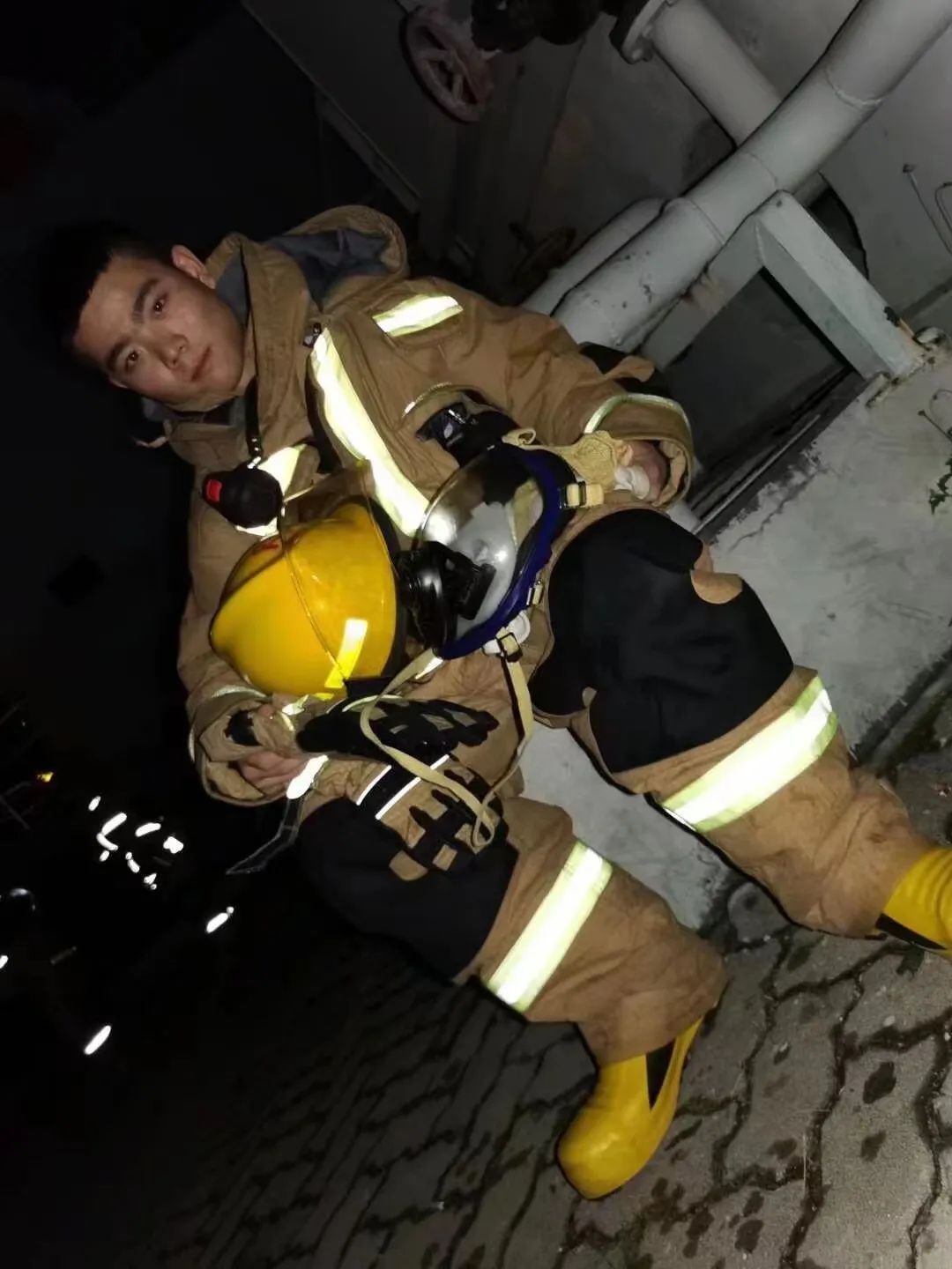 00后退伍小伙夜晚跳北海救人，母亲心疼！