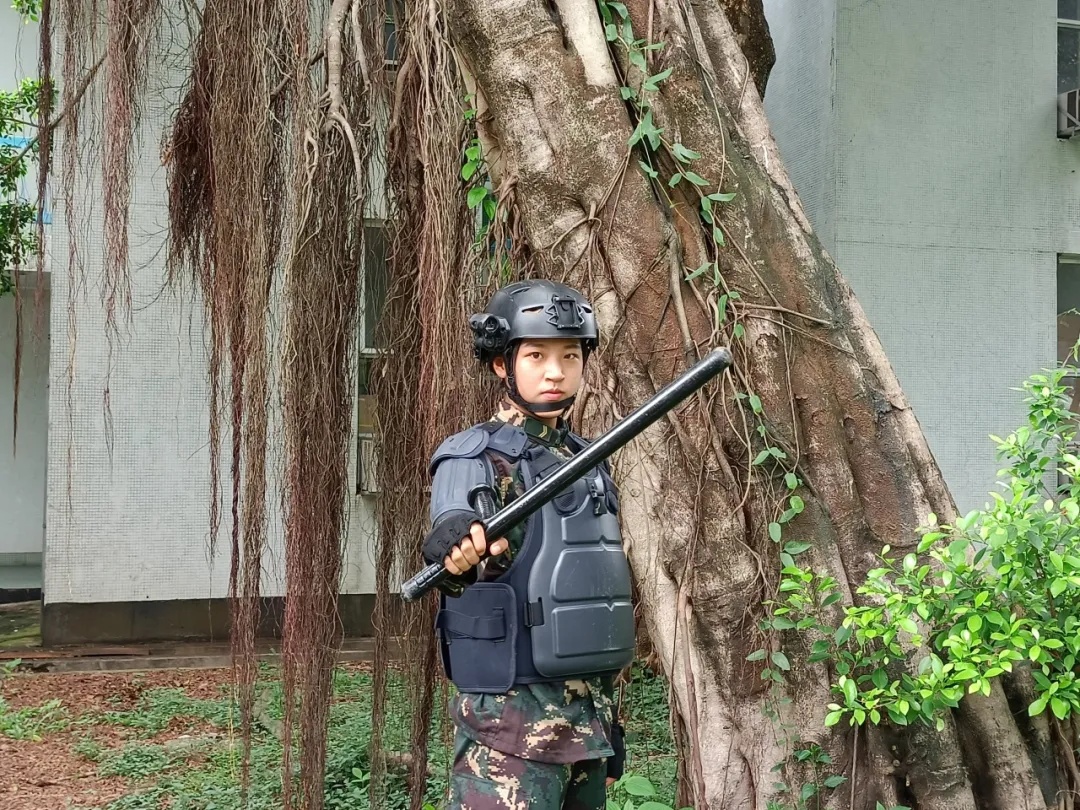 太酷了!这下真给她成了特种兵大学生 太酷了!这下真给她成了特种兵大学生