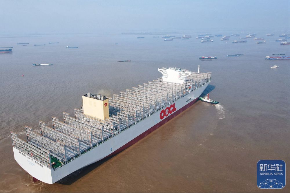 江苏南通：可装载24188个集装箱的超大型集装箱船出海试航