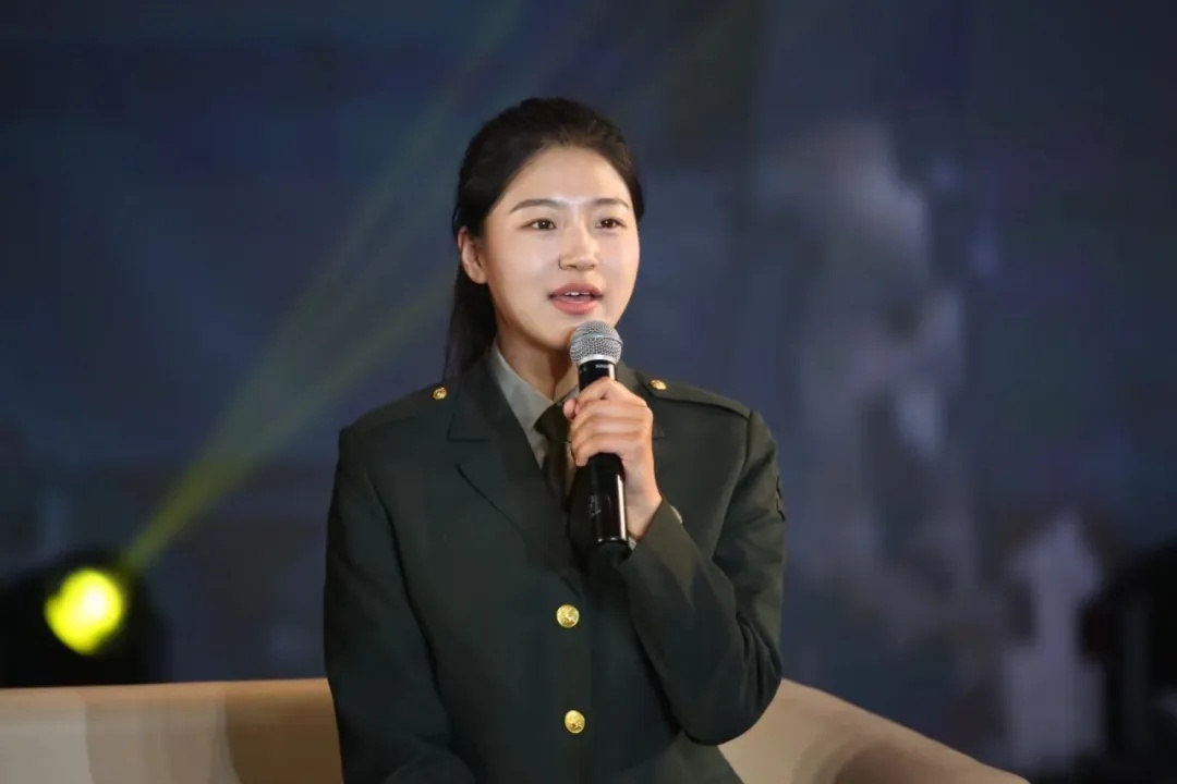 太酷了!这下真给她成了特种兵大学生 太酷了!这下真给她成了特种兵大学生