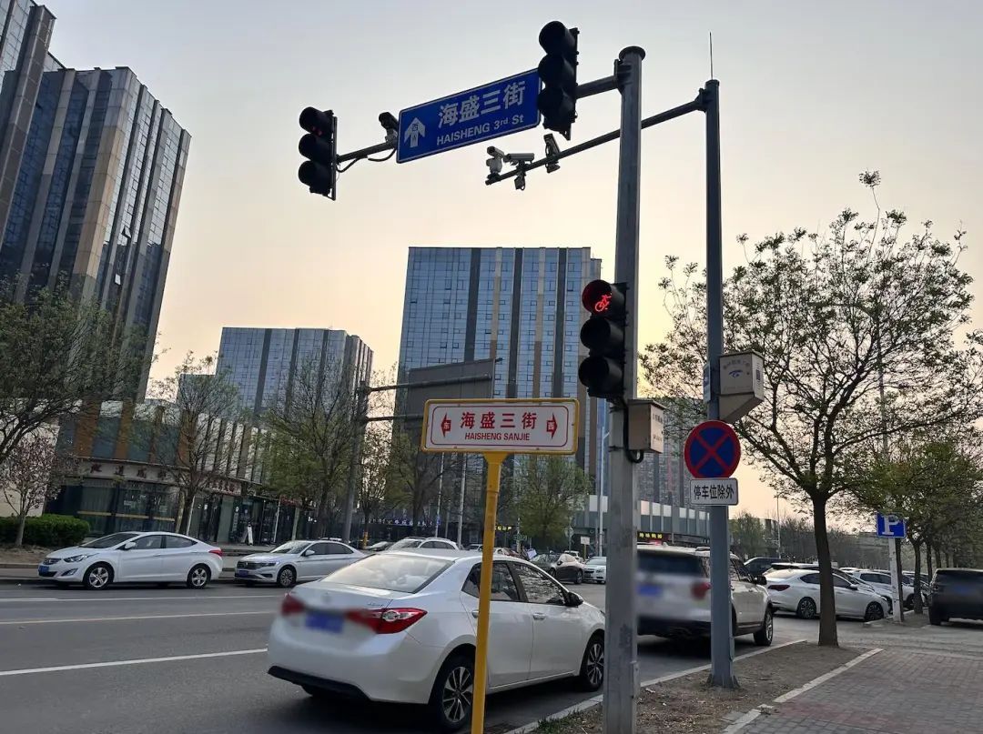 北京这个小区周边占道停车多年如一日，如何改善？