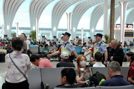 太危险！乘客为换站台跨越轨道被罚款