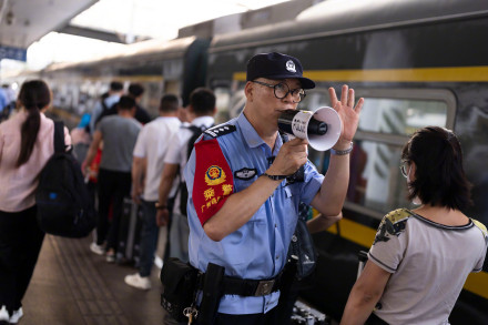 太危险！乘客为换站台跨越轨道被罚款
