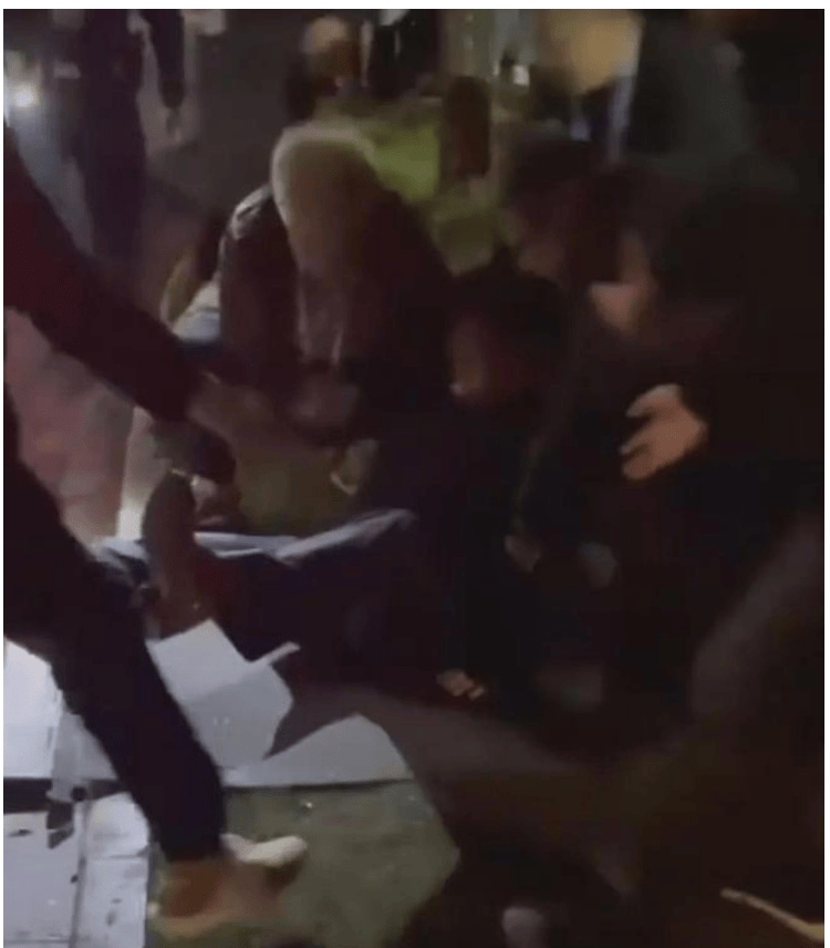 知名歌手演唱会后突然摔倒被送往医院！网友：看着都疼