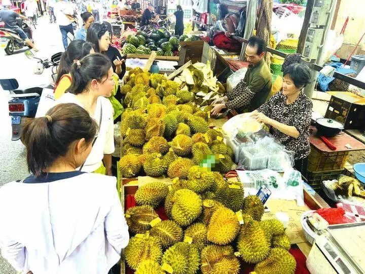 降价了！ “水果之王”榴莲大量上市价格下降不少