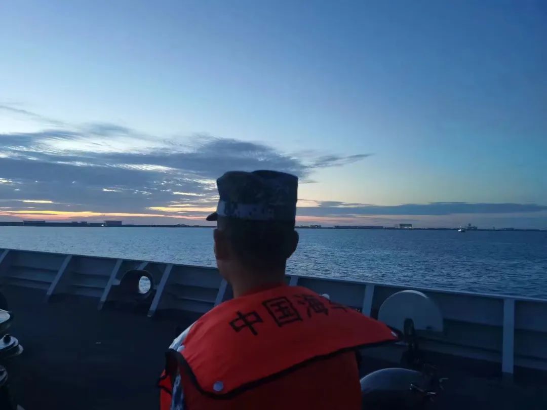 00后退伍小伙夜晚跳北海救人，母亲心疼！