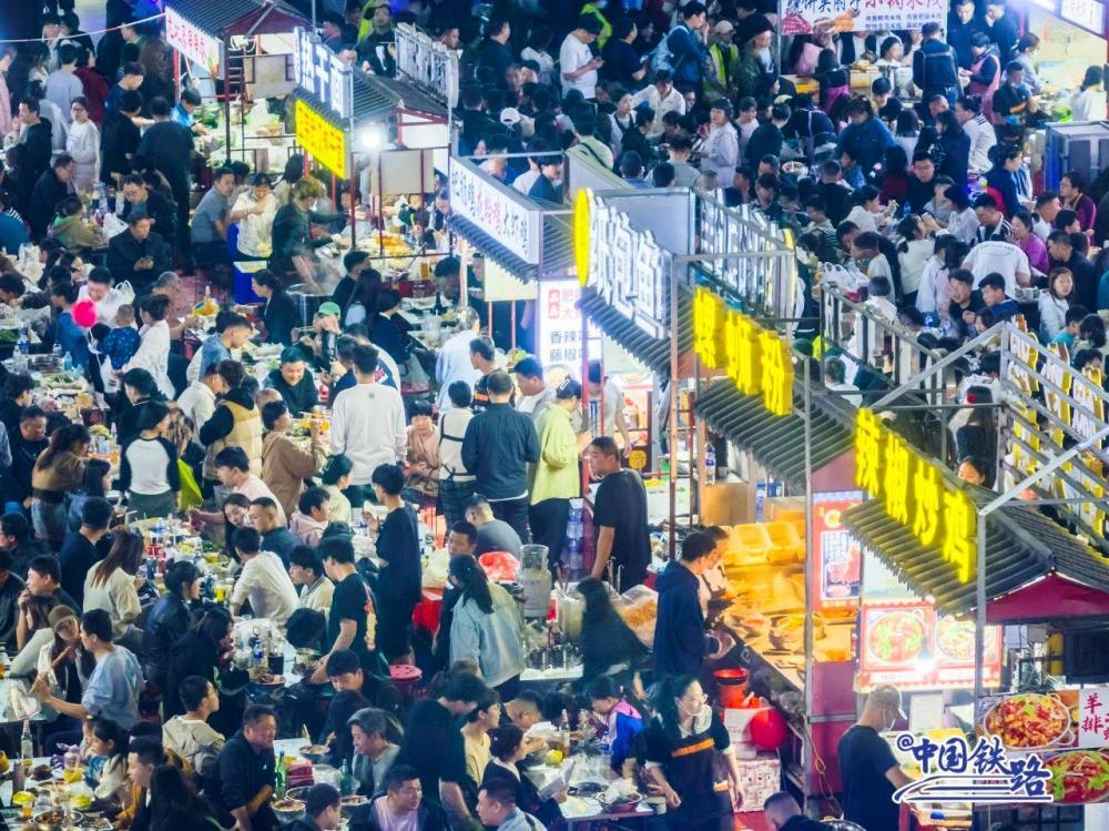 最近，河北石家庄这个夜市火爆出圈！