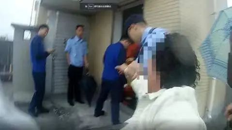 千钧一发之际 他们飞快冲上前救下了她