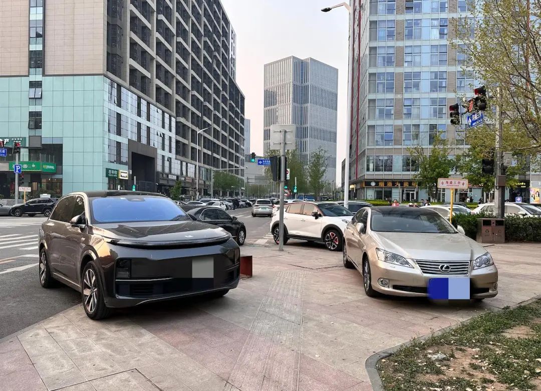 北京这个小区周边占道停车多年如一日，如何改善？