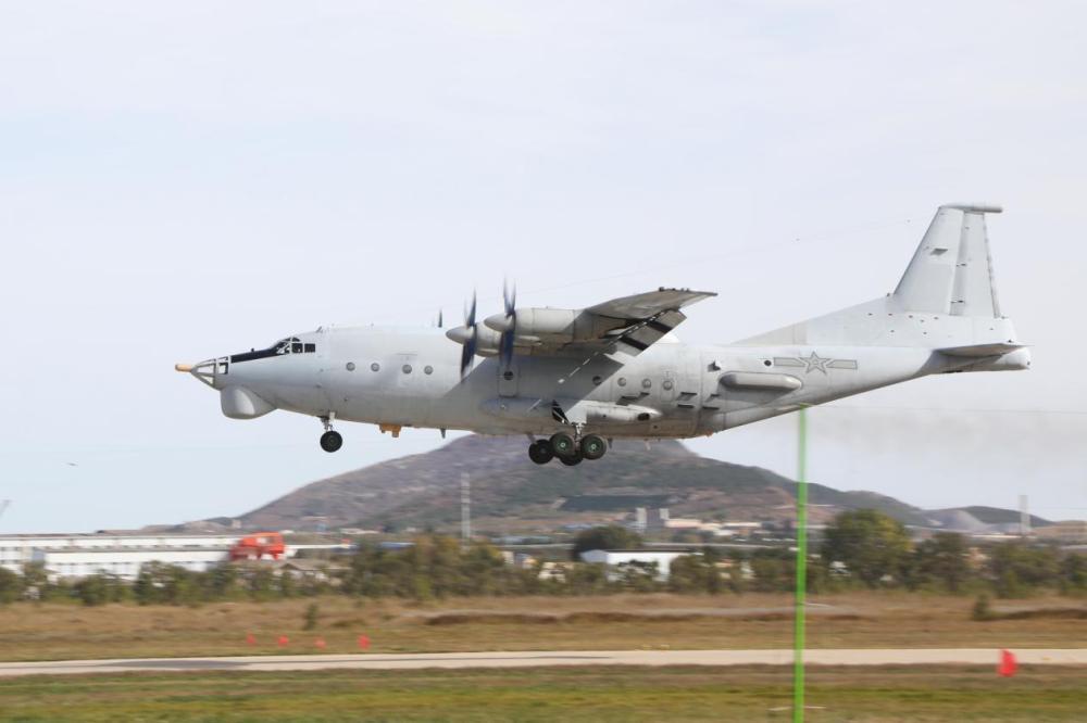海军航空兵某部组织战备巡逻飞行