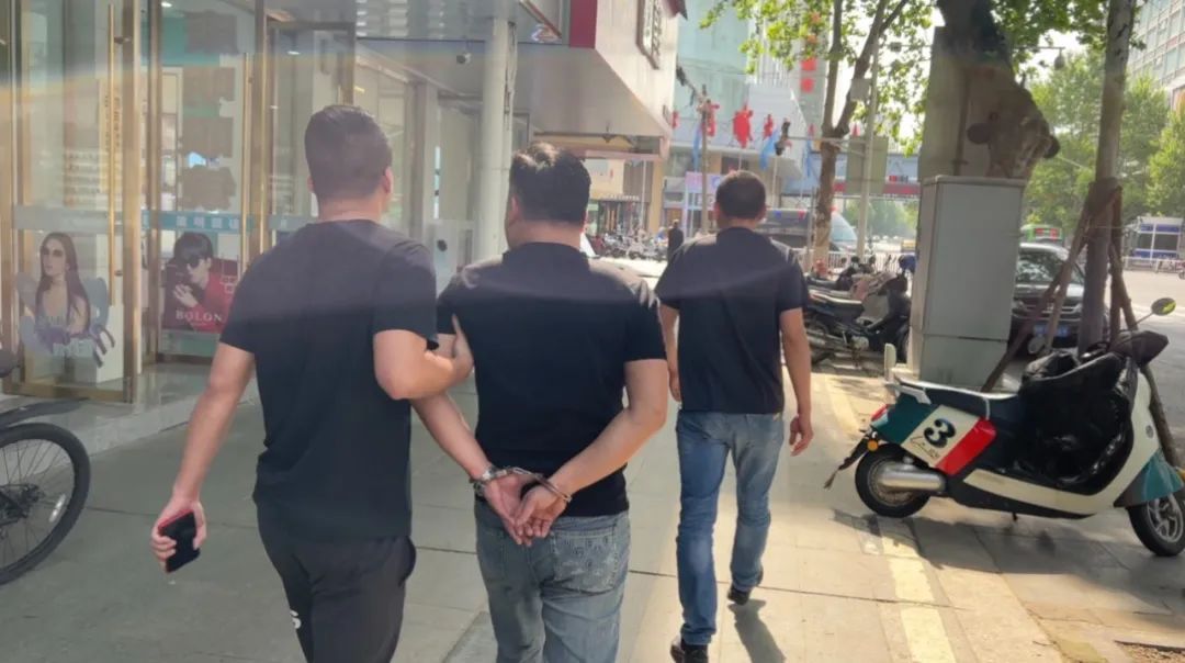 “好运”变“厄运” 一名“拉车门”盗窃嫌疑人落网 “好运”变“厄运” 一名“拉车门”盗窃嫌疑人落网