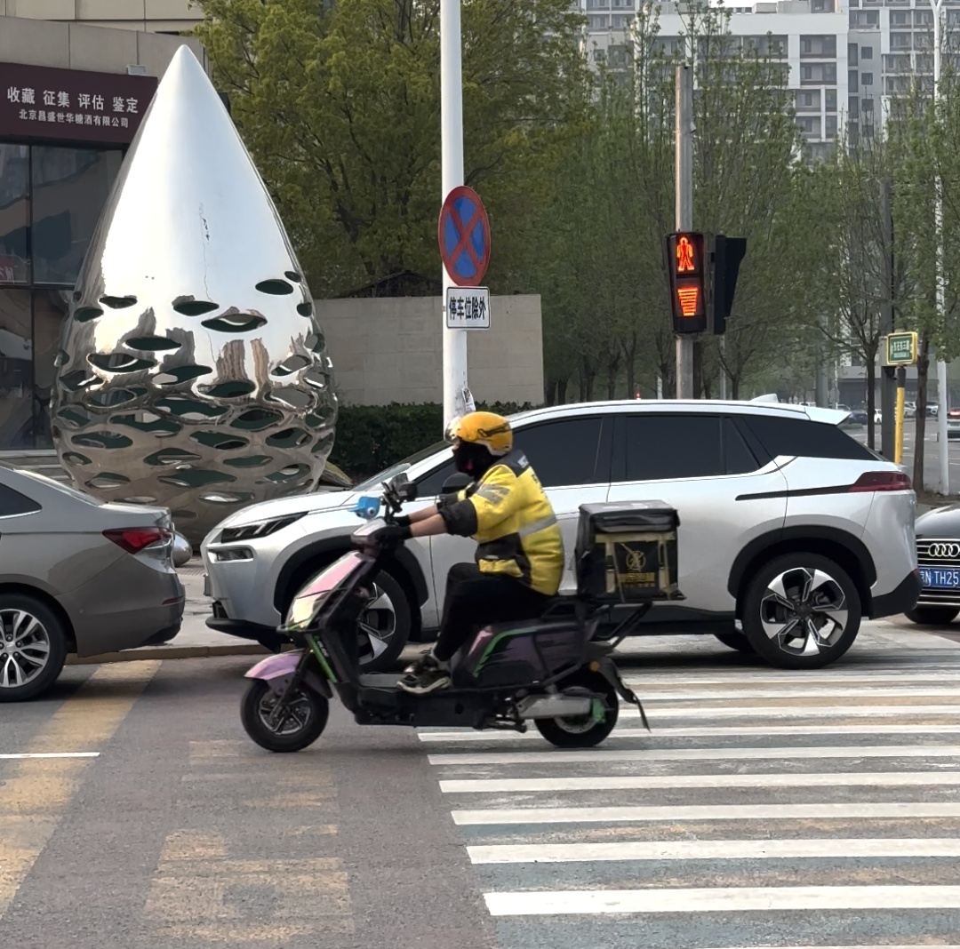 北京这个小区周边占道停车多年如一日，如何改善？
