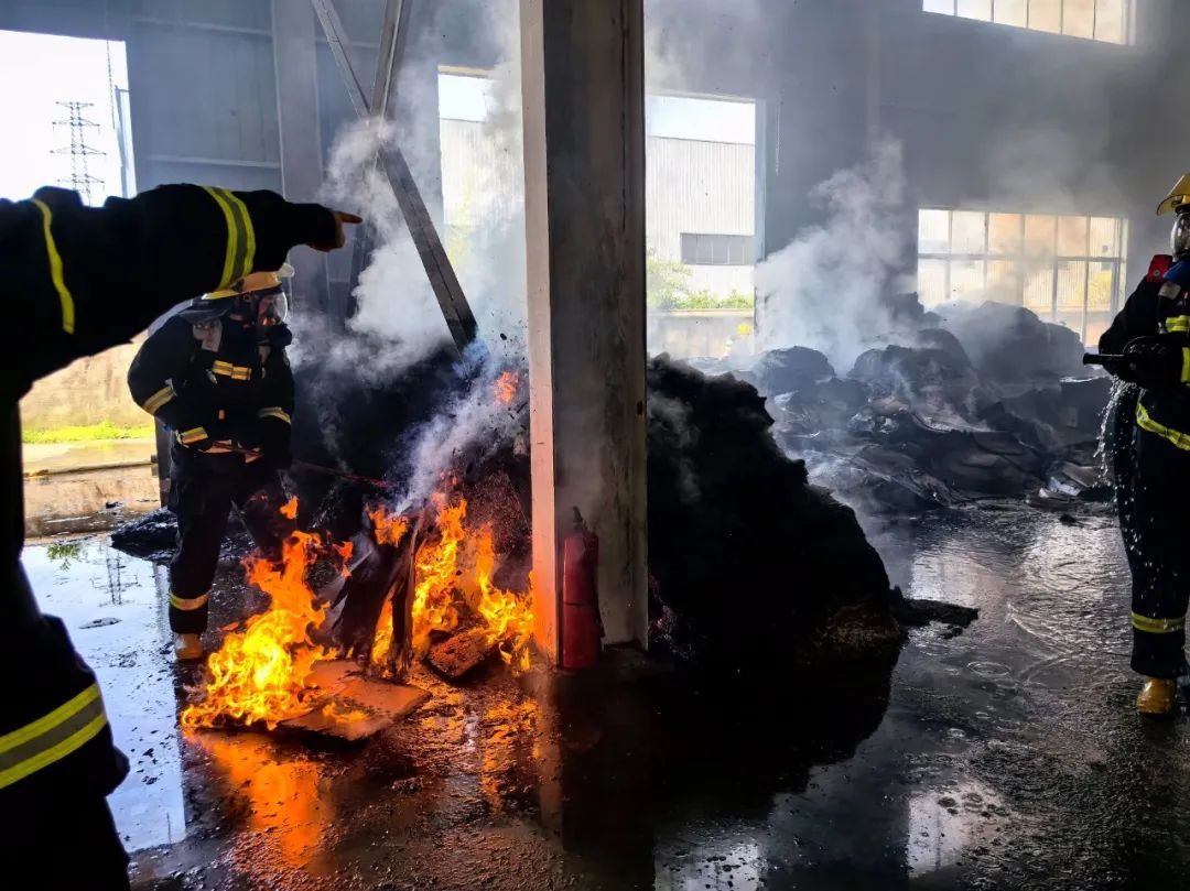 “当时还特意叮嘱了...”爷爷送货,孙子偷火,纸品厂遭灾 “当时还特意叮嘱了...”爷爷送货,孙子偷火,纸品厂遭灾