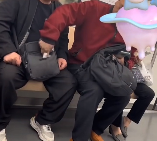 上海地铁内男子将橘子皮丢一地，邻座大哥捡起塞回对方包里！官方：已行政处罚