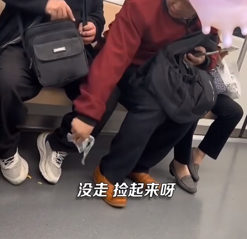 上海地铁内男子将橘子皮丢一地，邻座大哥捡起塞回对方包里！官方：已行政处罚