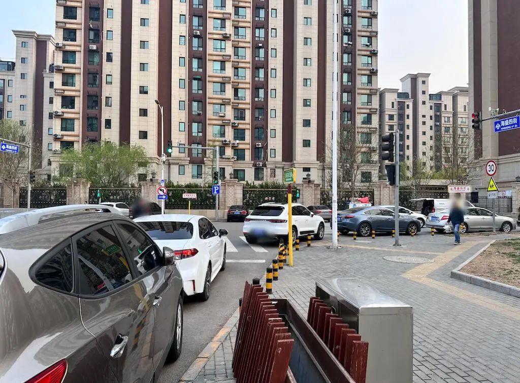 北京这个小区周边占道停车多年如一日，如何改善？