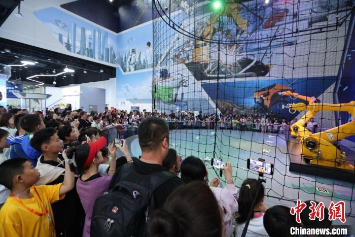 中国科技馆：初步统计五一假期全国科技馆接待公众超300万人次