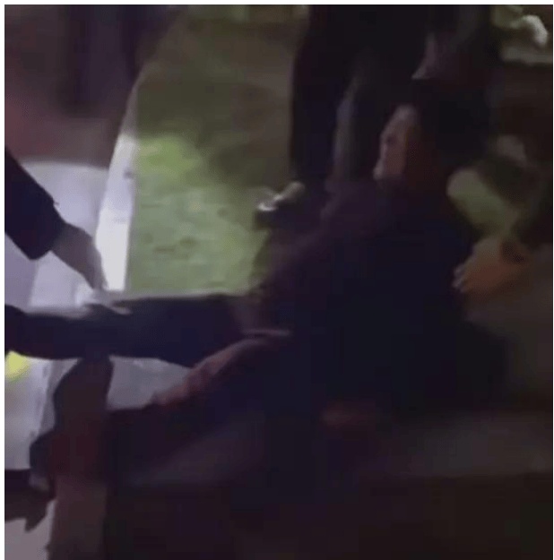 知名歌手演唱会后突然摔倒被送往医院！网友：看着都疼