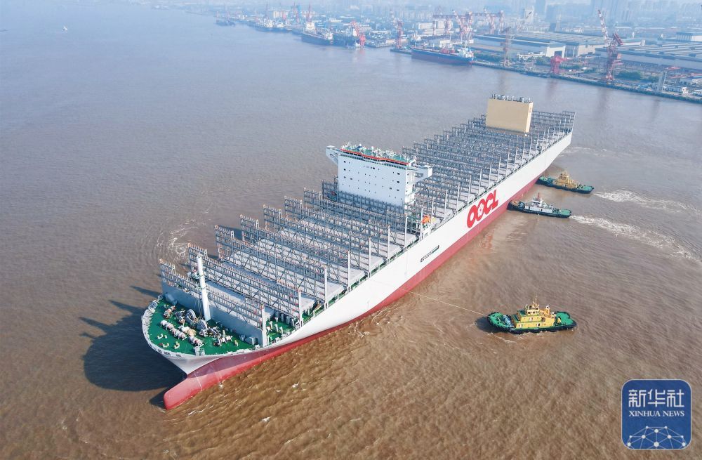 江苏南通：可装载24188个集装箱的超大型集装箱船出海试航