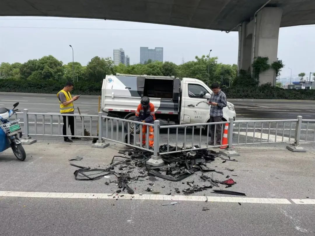 1死1伤!宁波一保时捷今早发生车祸,刚刚通报 1死1伤!宁波一保时捷今早发生车祸,刚刚通报