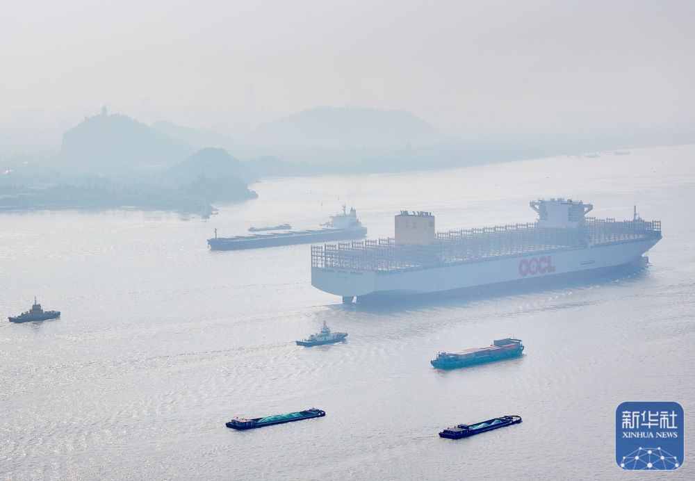 江苏南通：可装载24188个集装箱的超大型集装箱船出海试航