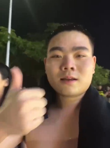 00后退伍小伙夜晚跳北海救人，母亲心疼！