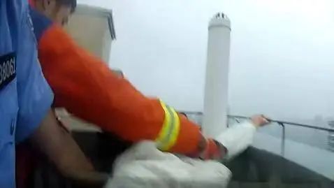 千钧一发之际 他们飞快冲上前救下了她