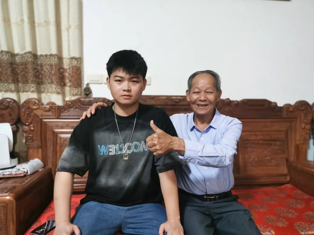 浑身是血！他换了一身衣服才敢进家门