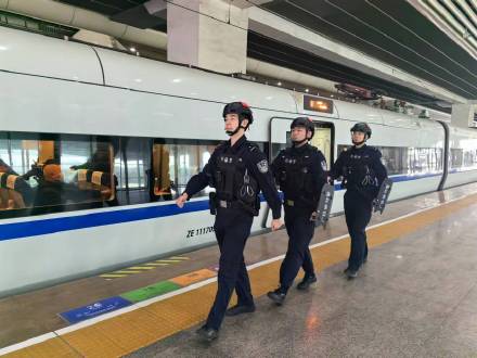 太危险！乘客为换站台跨越轨道被罚款