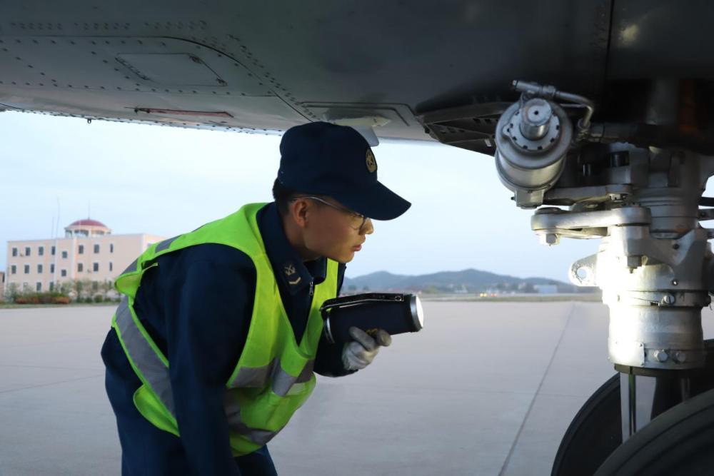 海军航空兵某部组织战备巡逻飞行