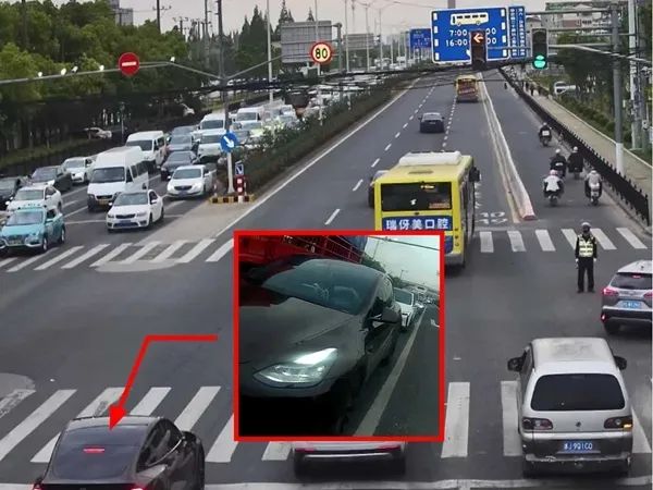 晚高峰，上海嘉定一车辆停在路口一动不动，辅警走近后发现……