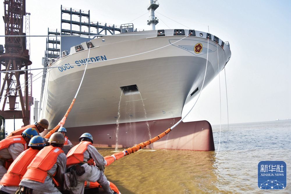 江苏南通：可装载24188个集装箱的超大型集装箱船出海试航