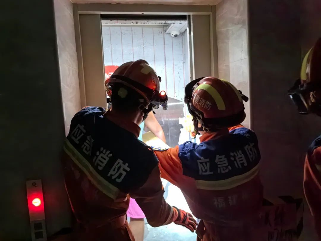 男子被困电梯，消防员紧急救援！事关安全，这些你要知道……