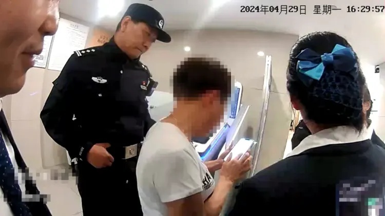 女子因为“紧张手抖”躲过一劫，民警直呼“幸运”！