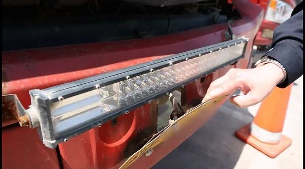 遇到电子警察,货车竟上演“车牌翻转术”? 遇到电子警察,货车竟上演“车牌翻转术”?