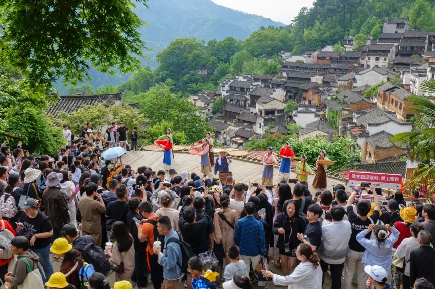 江西上饶：“五一”旅游火热“出圈” 假日消费迸发新活力