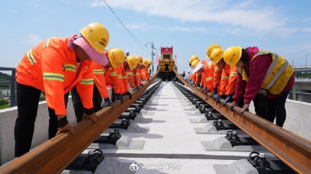 荆荆高铁全线铺轨完成