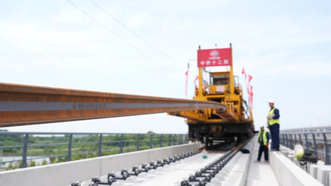 时速350公里！又一条高铁全线铺轨贯通