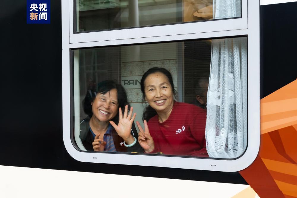 西南地区首趟！中老两国旅游列车“熊猫专列”开行