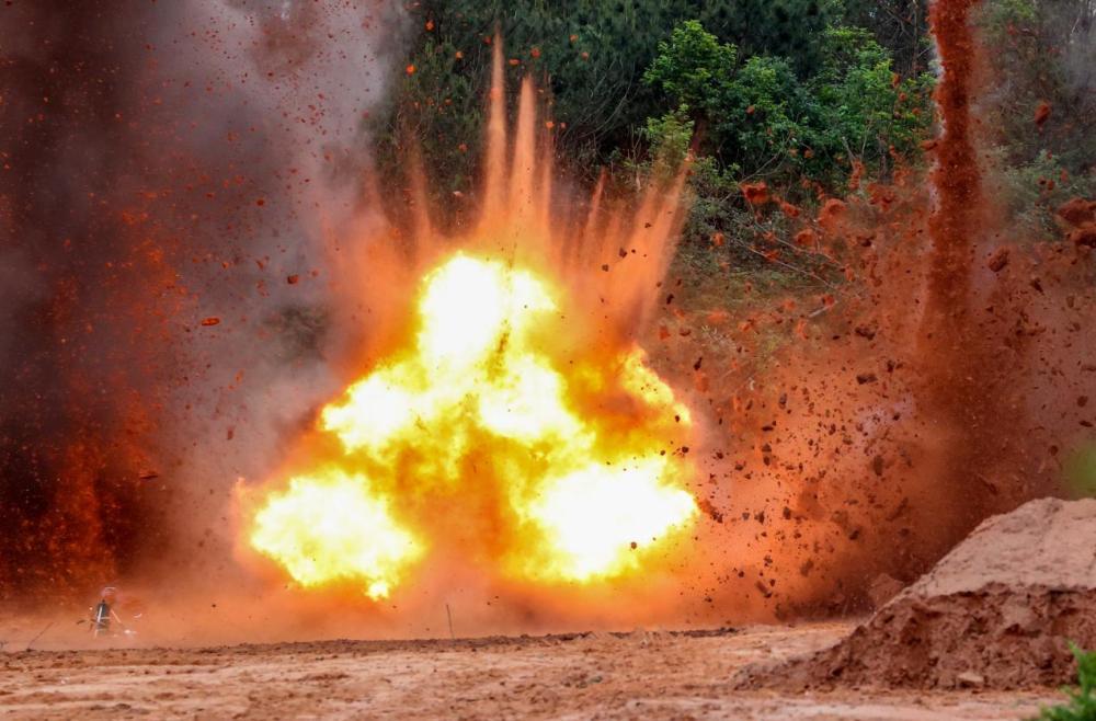 满屏硝烟！工兵分队实爆现场战味浓