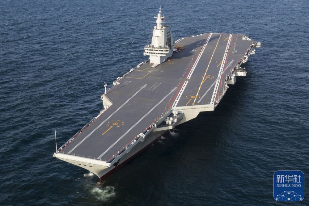 新华全媒＋丨中国海军福建舰顺利完成首次航行试验
