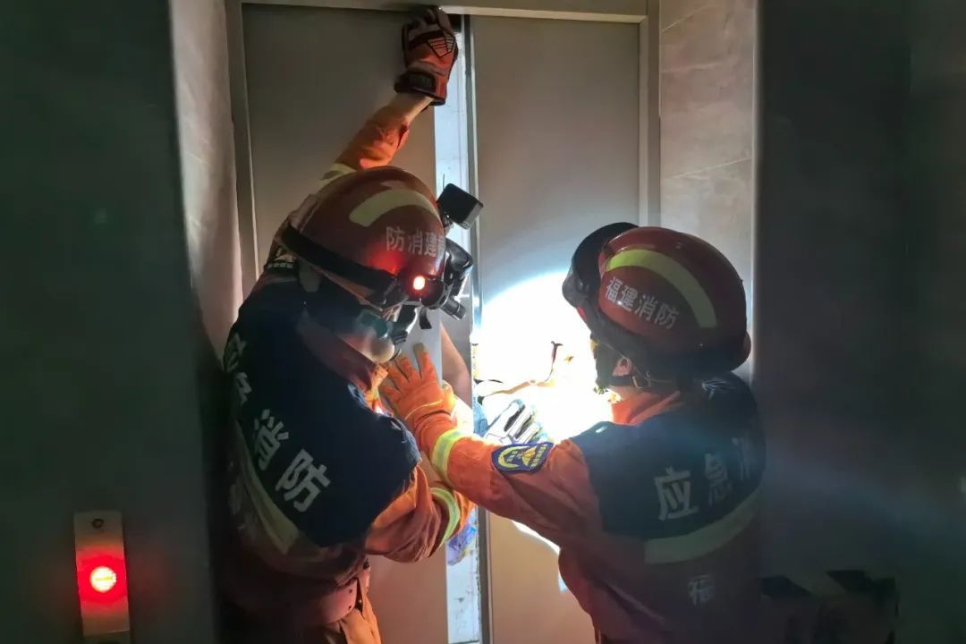 男子被困电梯，消防员紧急救援！事关安全，这些你要知道……