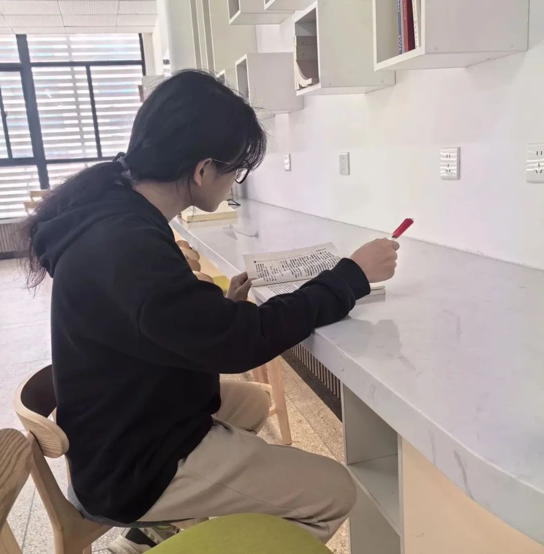 这位大学男孩剪掉了40cm长发，原因是……