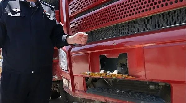 遇到电子警察,货车竟上演“车牌翻转术”? 遇到电子警察,货车竟上演“车牌翻转术”?