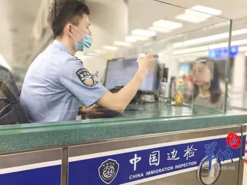 离谱!两女子互换证件欲入境,只为测试长得像不像…… 离谱!两女子互换证件欲入境,只为测试长得像不像……