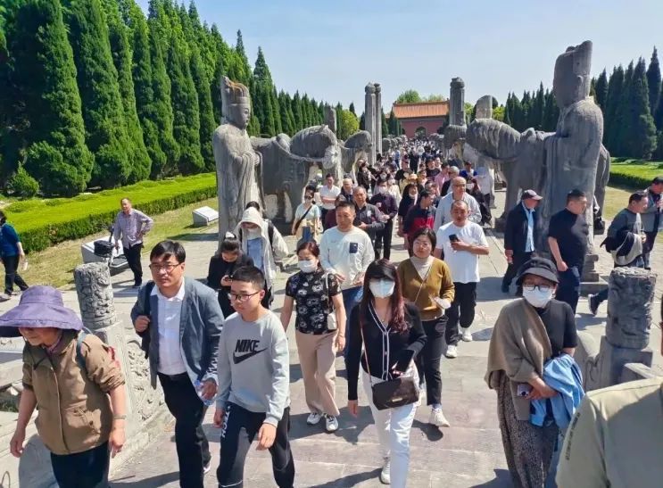 小龙虾“神助攻”，苏北小县城五一旅游赢麻了
