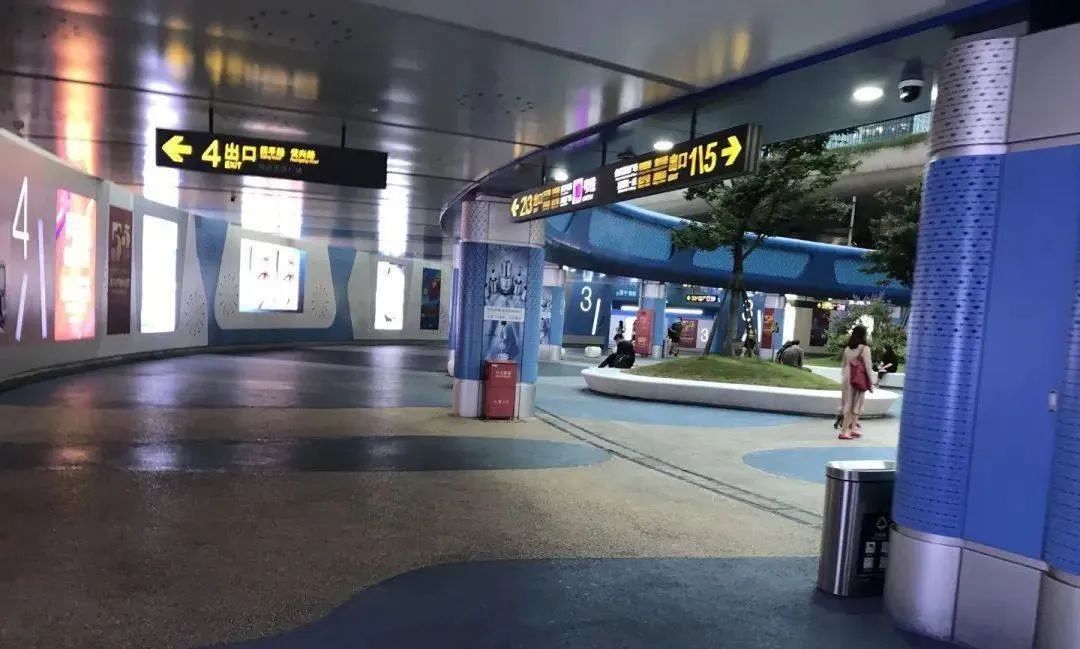 很多上海人都“上当”了!知名商场自制“山寨”地铁标识,还称是为了帮忙分流? 很多上海人都“上当”了!知名商场自制“山寨”地铁标识,还称是为了帮忙分流?